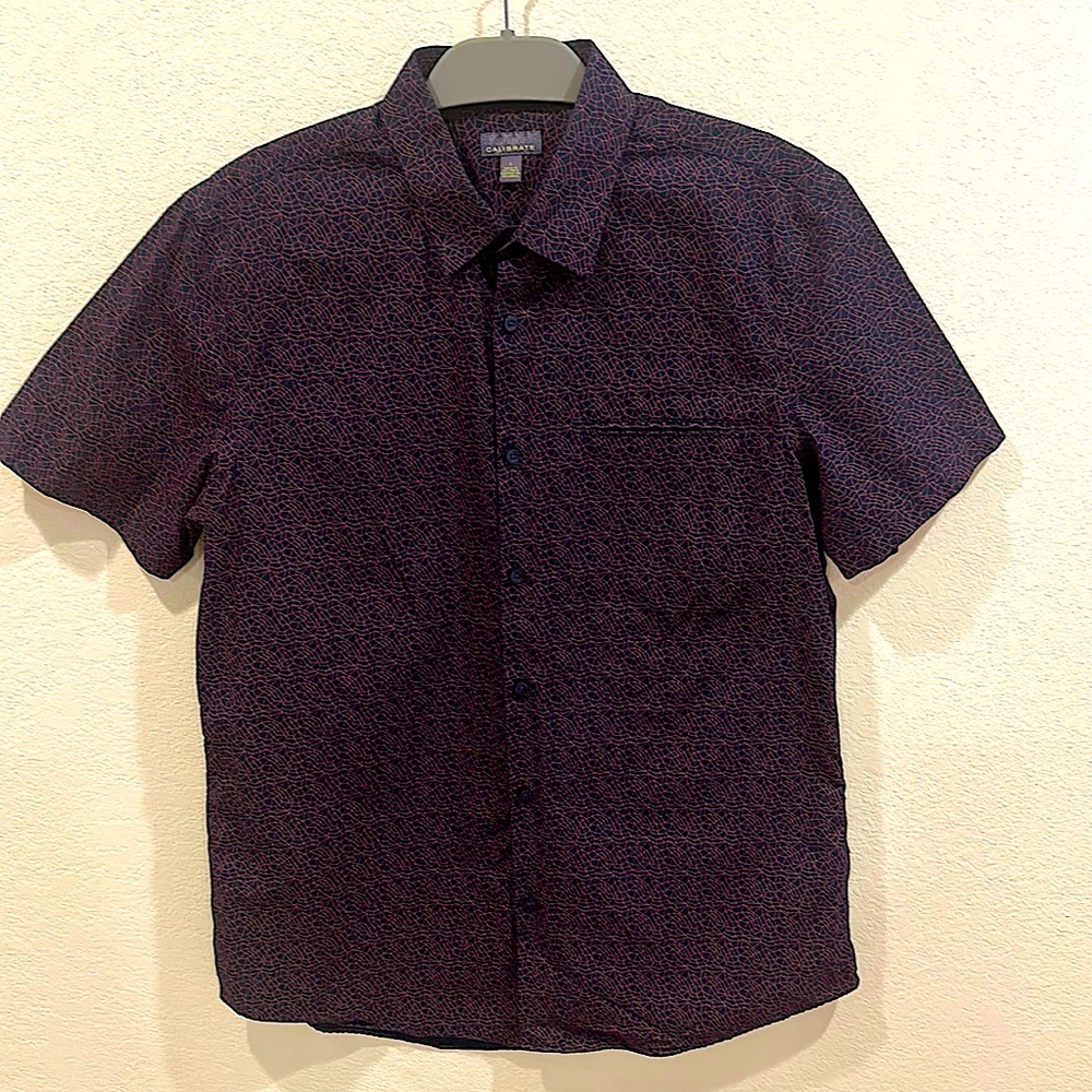 Large Calibrate Button-Up Short Sleeve Shirt: Black with Purple Geometric Lines